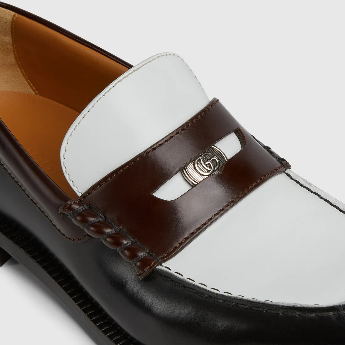Herren-Mokassin mit abnehmbarem Detail aus schwarzem und weißem Leder