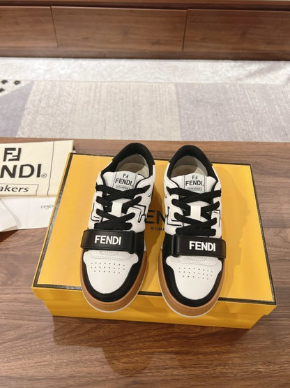 Match Sneakers Low aus schwarzem/weißem Leder