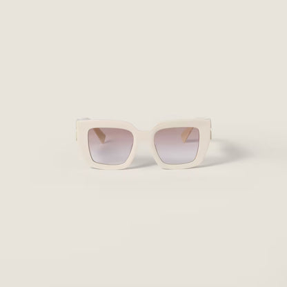 Miu Glimpse Sonnenbrille – Rahmen in Milchweiß, Gläser in Kaffee mit silbernem Farbverlauf