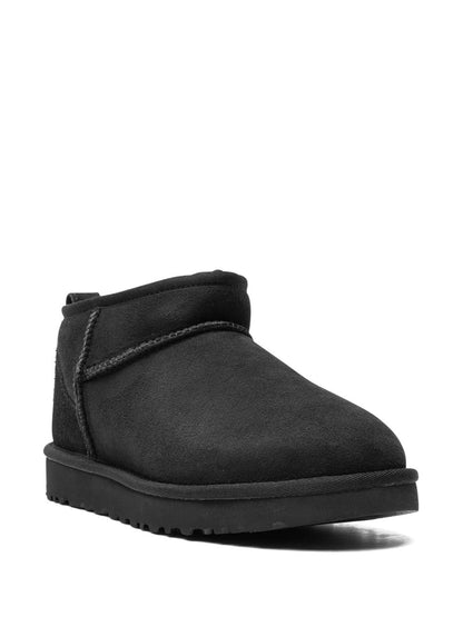 Classic Ultra Mini „Triple Black“ Stiefeletten