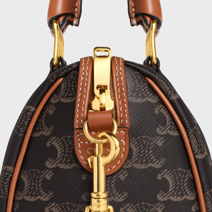 Kleine Boston Tasche aus Triomphe-Canvas und Kalbsleder in Cognac