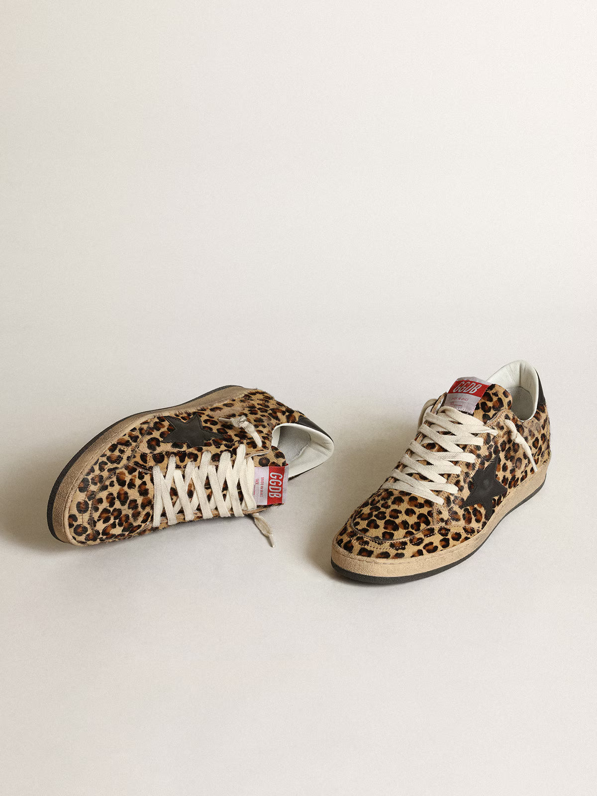 Cavallino-Leder mit Leoprint und schwarzen Details