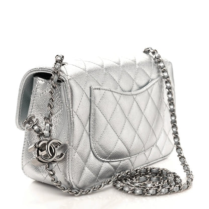 Metallic Caviar gesteppte Mini-Rechteck-CC-Slide-Flap-Tasche in Silber