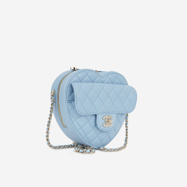 Große herzförmige Tasche aus hellblauem gestepptem Lammleder