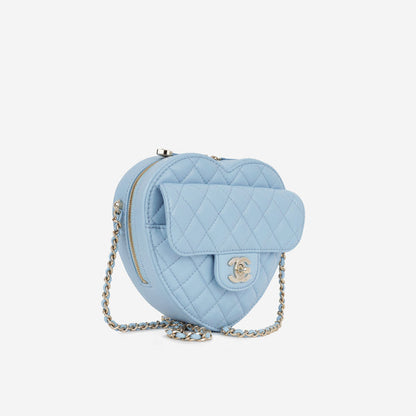 Große herzförmige Tasche aus hellblauem gestepptem Lammleder