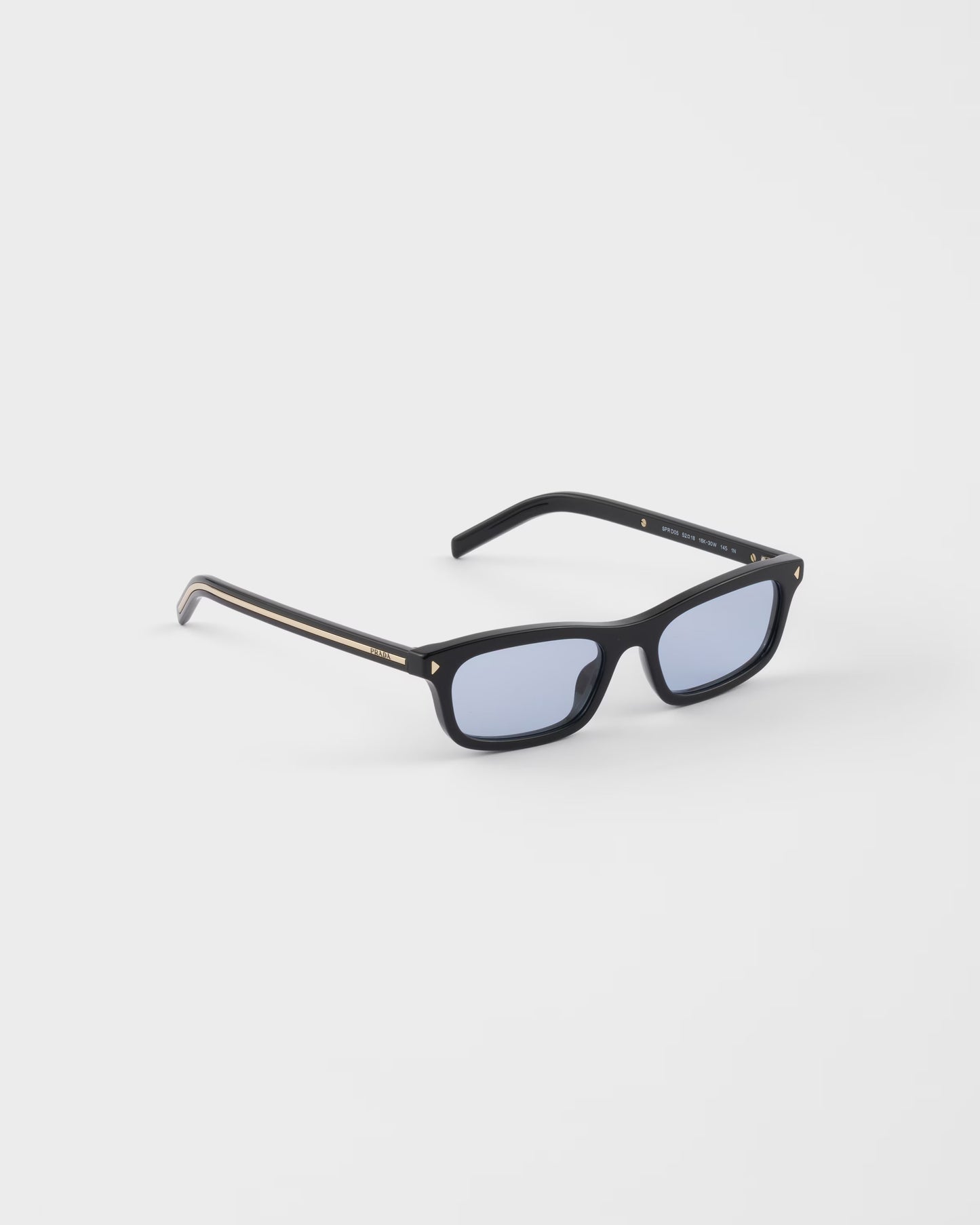 Sunglasses with iconic black acetate plaque