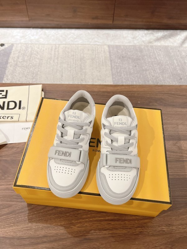 Match Sneakers aus grauem Leder mit weißen Details