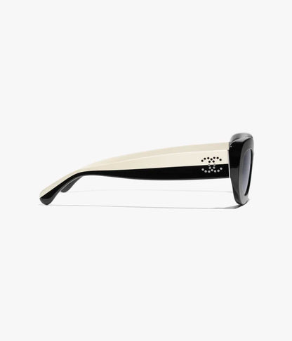 Zweifarbige ovale Sonnenbrille aus schwarzem Acetat mit grauen Gläsern