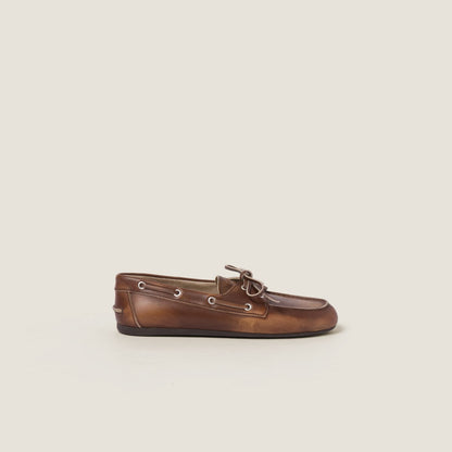 Ungefütterte Bootsschuhe aus gewaschenem Leder in Braun