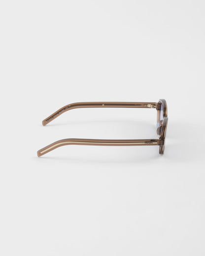 Sunglasses with iconic metal plaque and Crystal Ultraviolet lenses