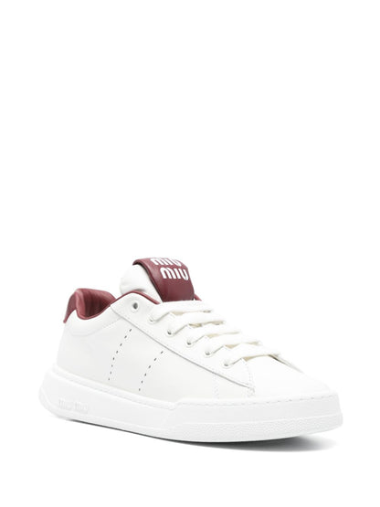 Sneakers aus Leder in Weiß/Bordeaux