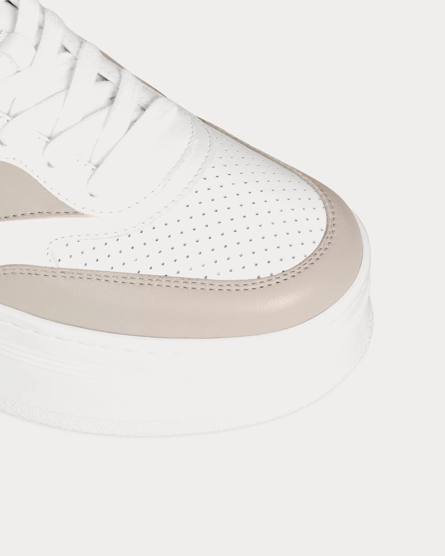 Niedrige Triomphe Sneakers aus Kalbsleder mit Blockabsatz in Grau / Optisch Weiß