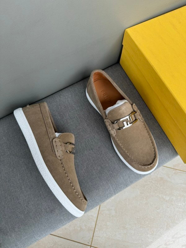 Mokassins aus dunkelbeigem Suede