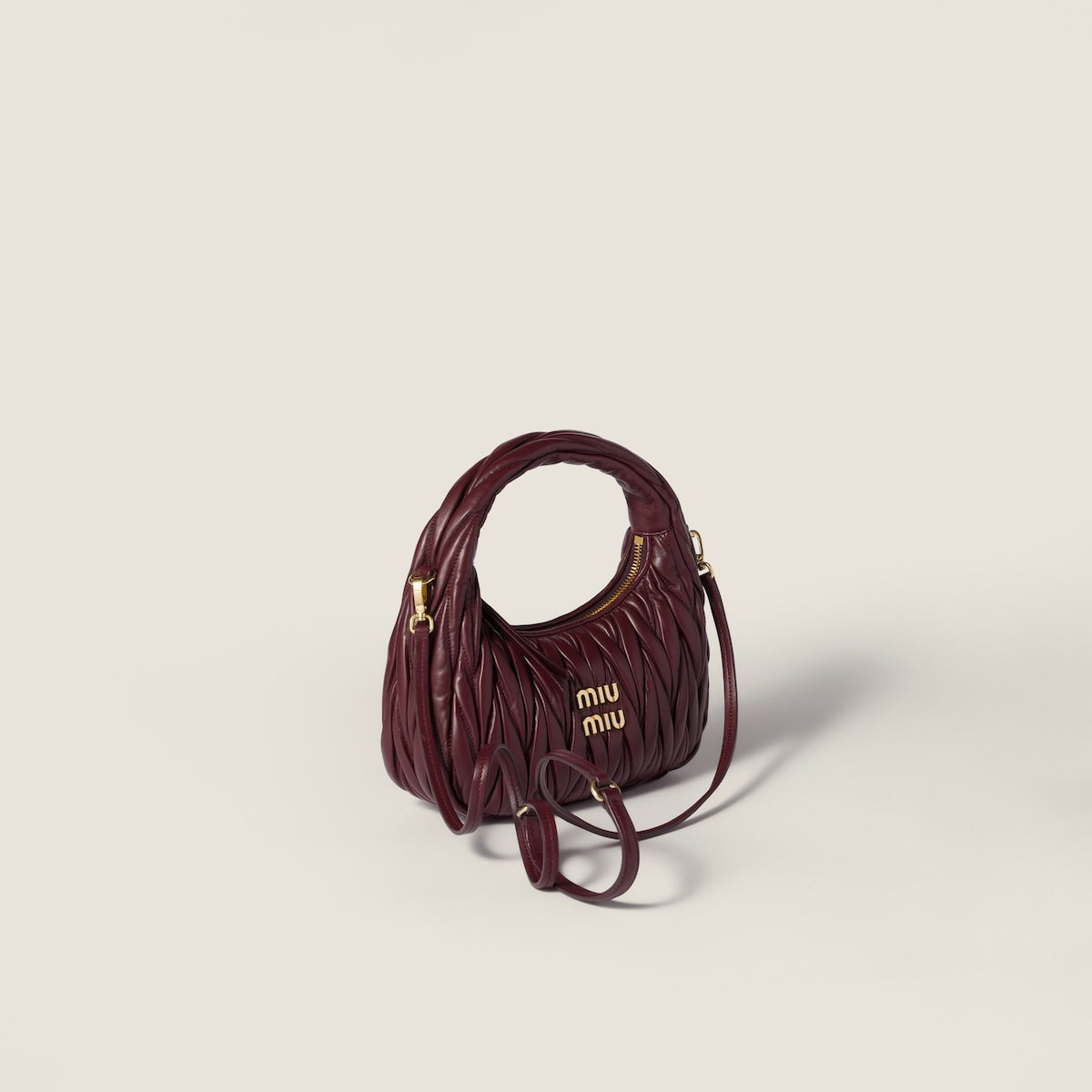 Hobo bag Wander small made of matelassed nappa leather in Bordeaux