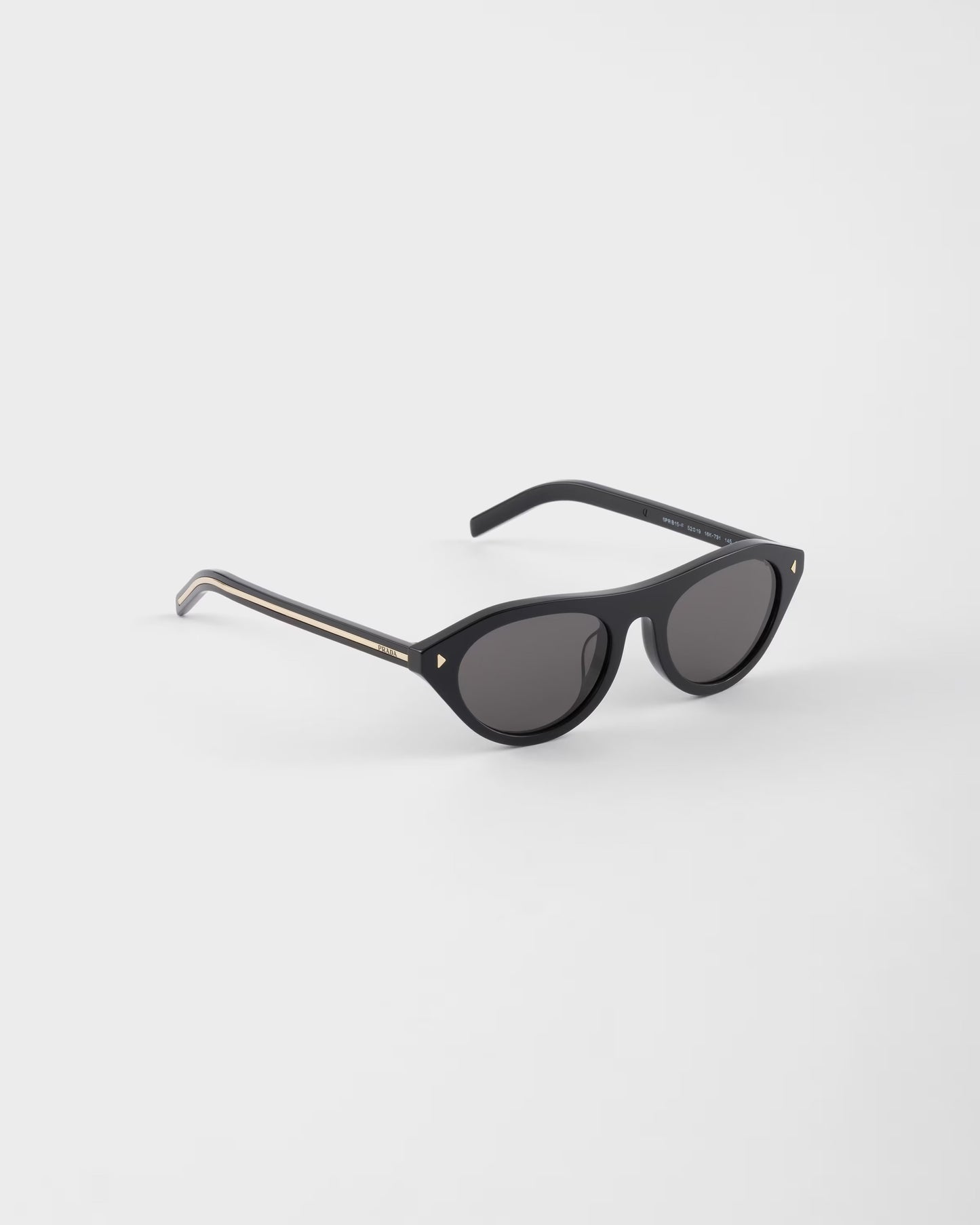Sunglasses with iconic metal plaque in black