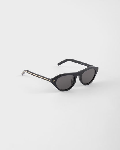 Sunglasses with iconic metal plaque in black