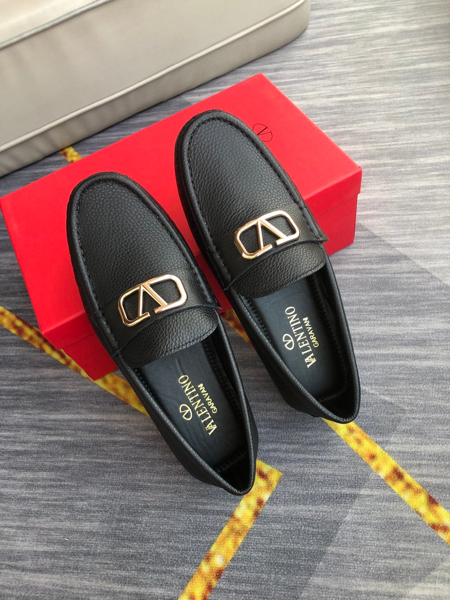 VLogo Signature Driving Shoes in Black Leather