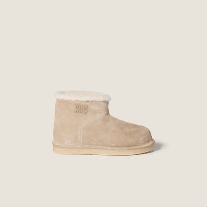Stiefeletten aus Wildleder und Lammfell in Beige
