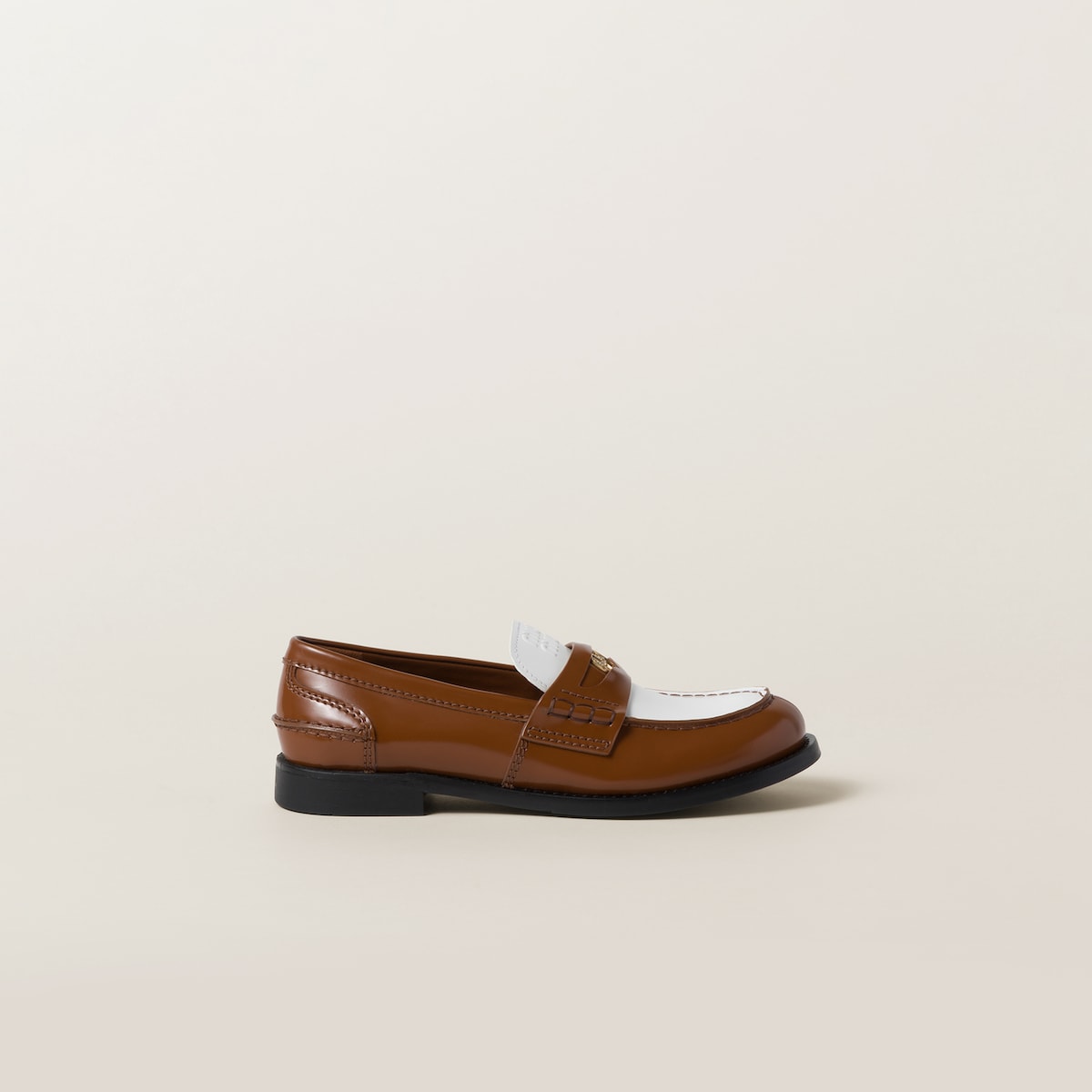 Leather loafers in cognac/white
