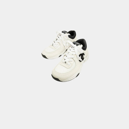 Sneaker aus Netz-Wildleder in Weiß/Schwarz