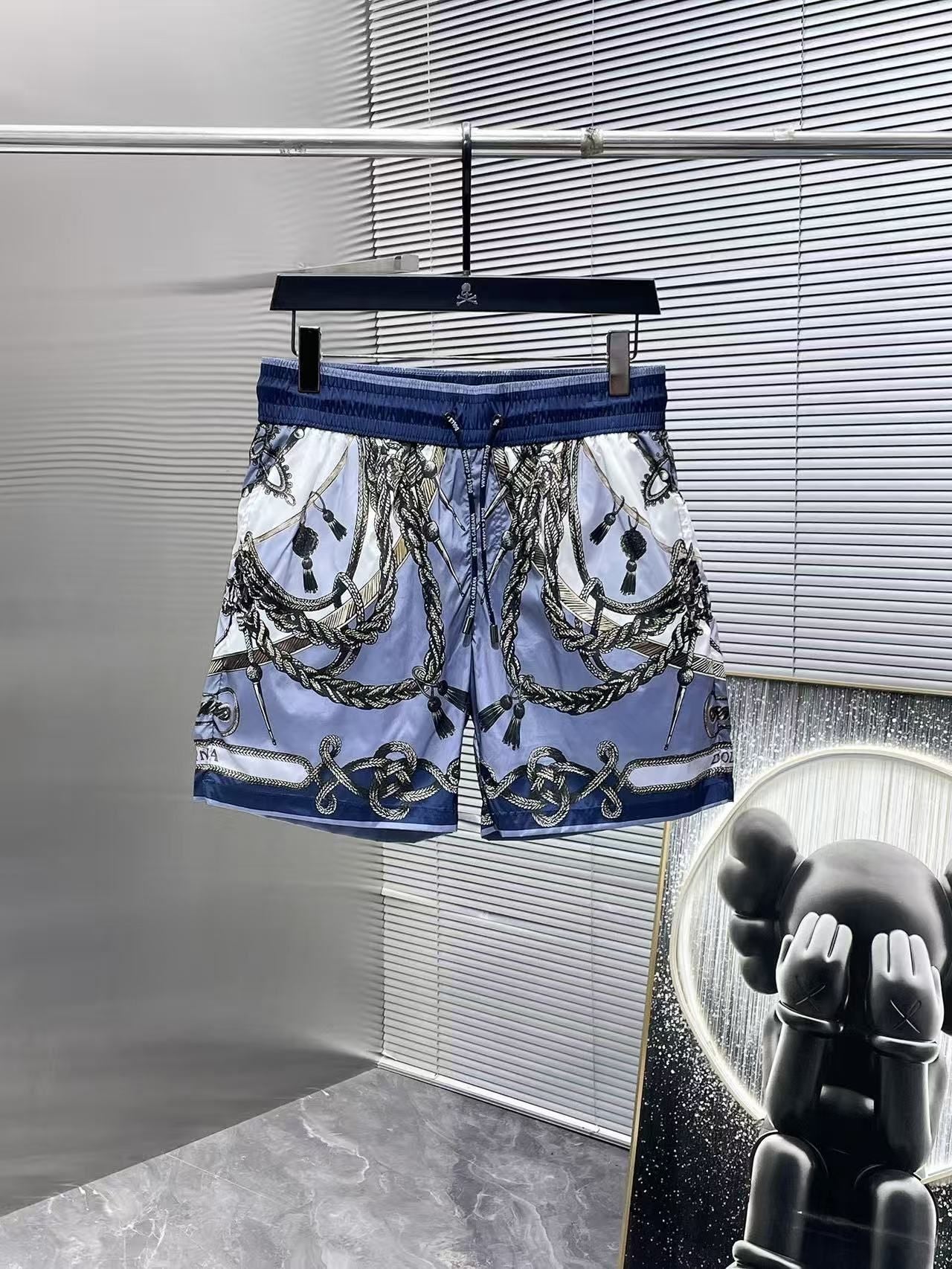 Badehose mit blauem Print