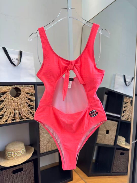Rosa Badeanzug mit Cut-outs und Frontknoten