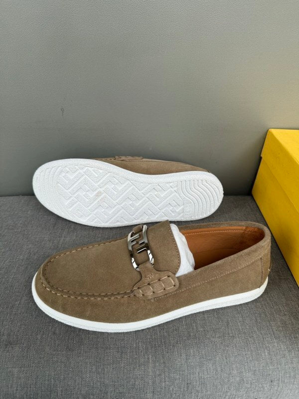 Mokassins aus dunkelbeigem Suede