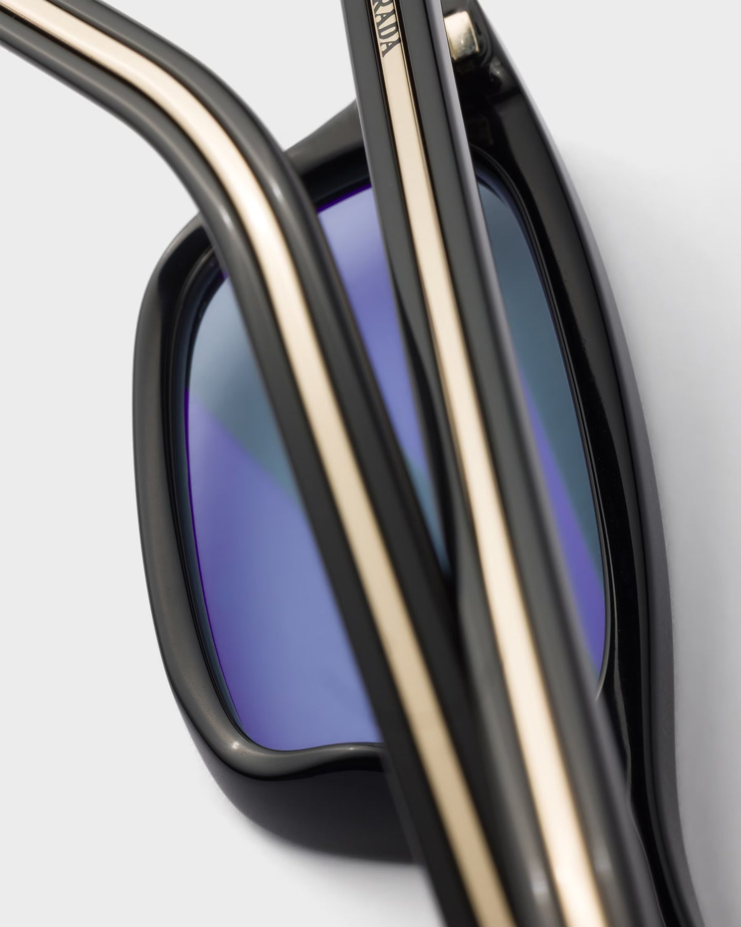 Sunglasses with iconic black acetate plaque