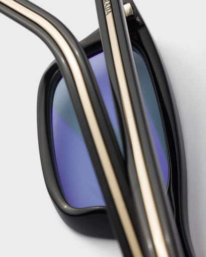 Sunglasses with iconic black acetate plaque