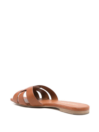 Flache Tribute Sandalen aus braunem Kalbsleder