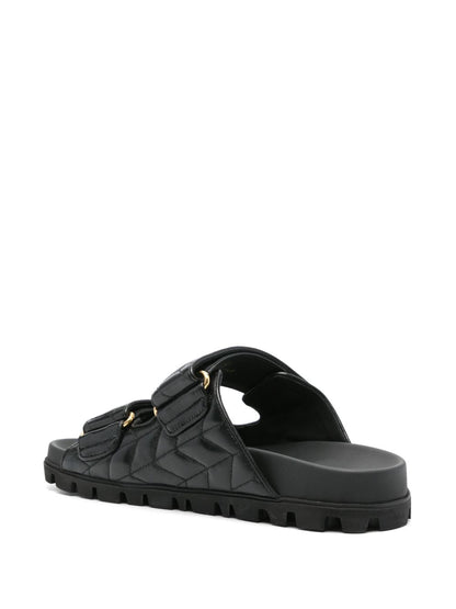 Sandalen aus matelassiertem Leder in Schwarz