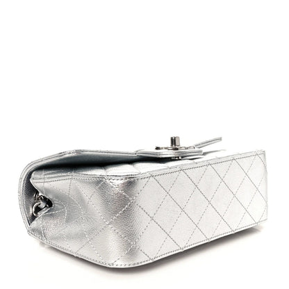 Metallic Caviar gesteppte Mini-Rechteck-CC-Slide-Flap-Tasche in Silber