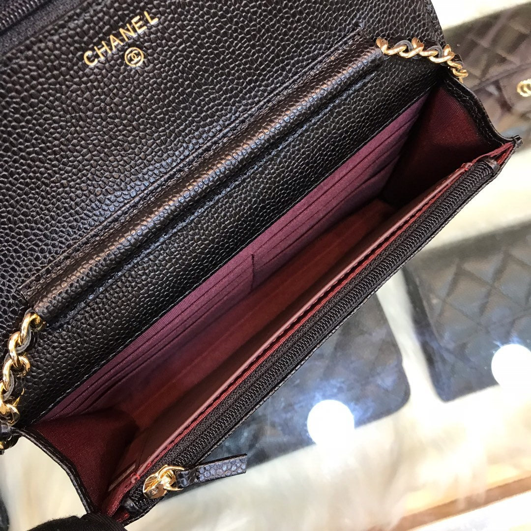 Schwarze Geldbörse mit Kette und goldfarbenem Logo