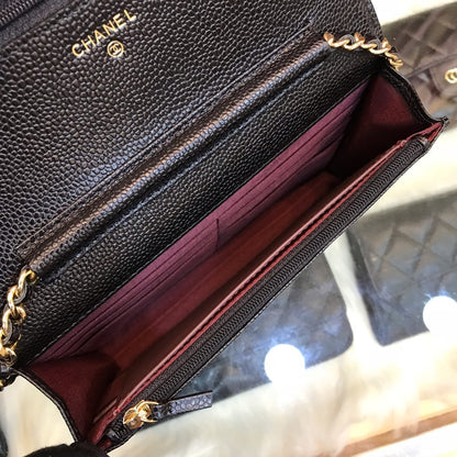 Schwarze Geldbörse mit Kette und goldfarbenem Logo