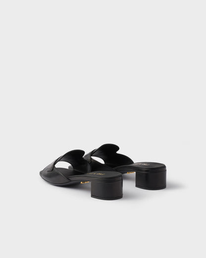 Slider-Sandalen mit niedrigem Absatz aus schwarzem Leder