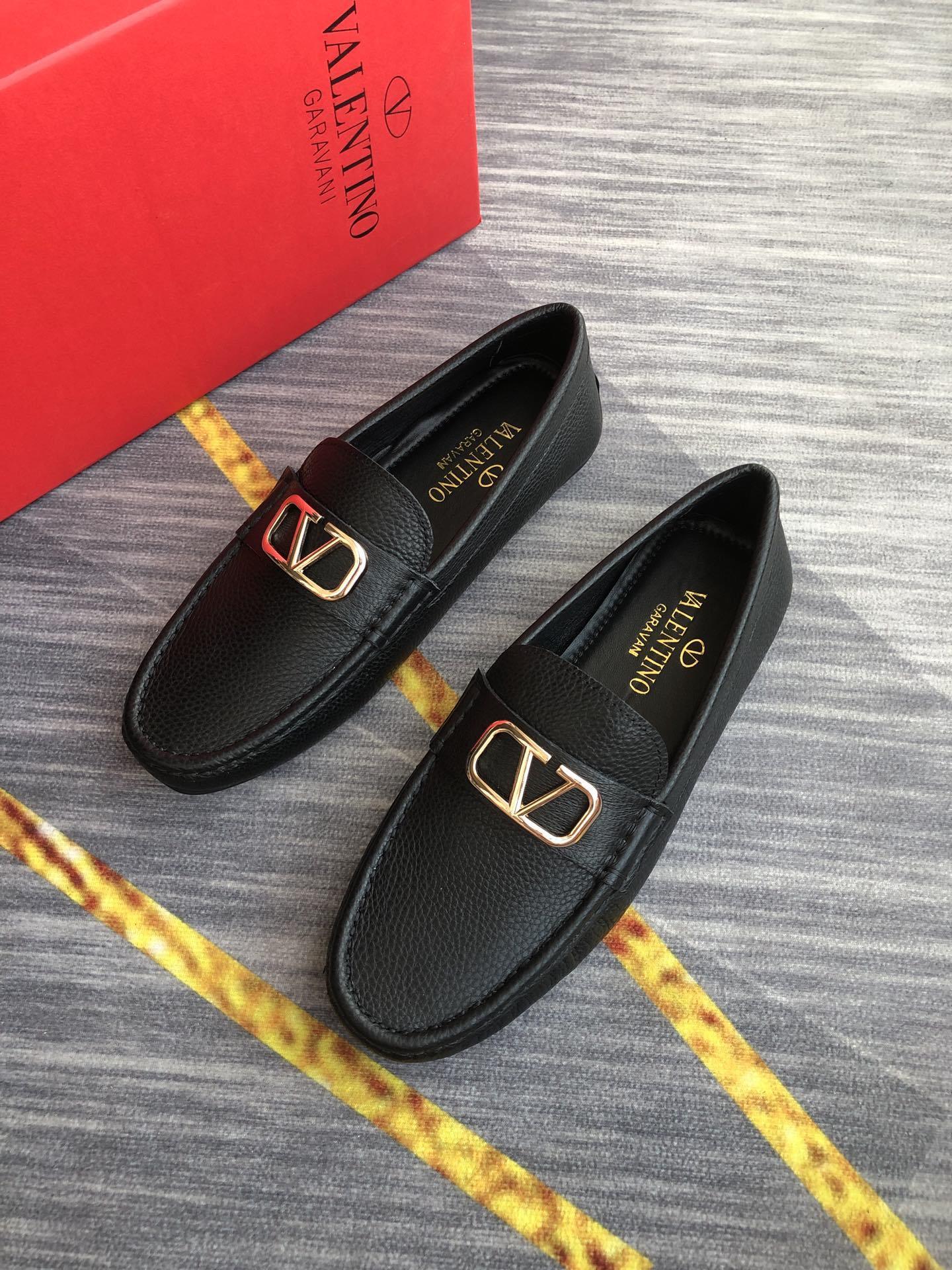 VLogo Signature Driving Shoes in Black Leather