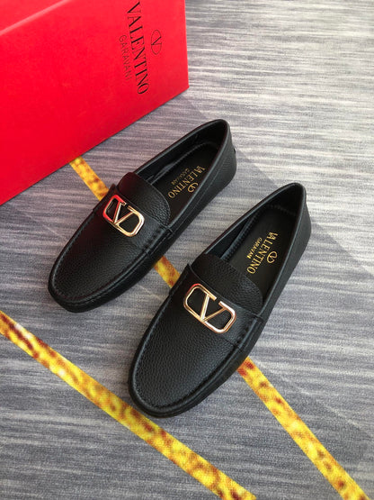 VLogo Signature Driving Shoes in Black Leather