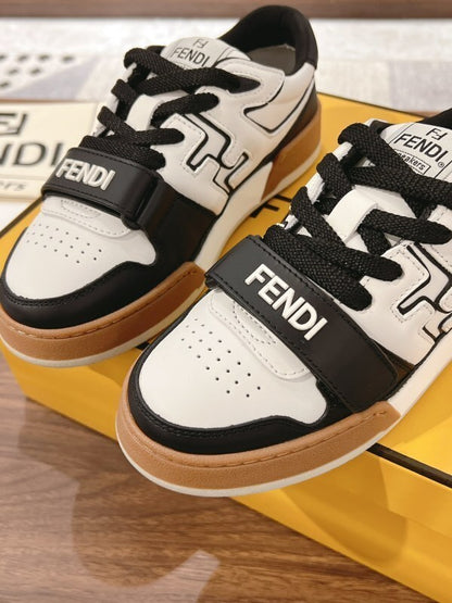 Match Sneakers Low aus schwarzem/weißem Leder