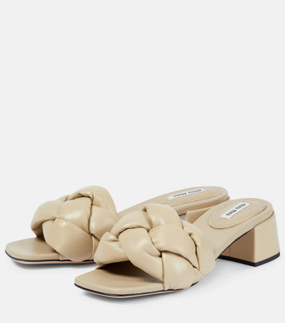 Gepolsterte Sandalen aus geflochtenem Leder in Beige