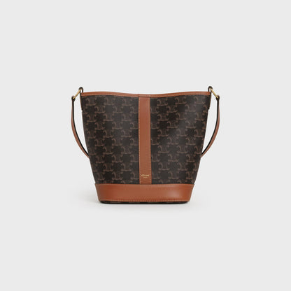 Kleine Bucket Bag aus Triomphe-Canvas und Kalbsleder in Cognac