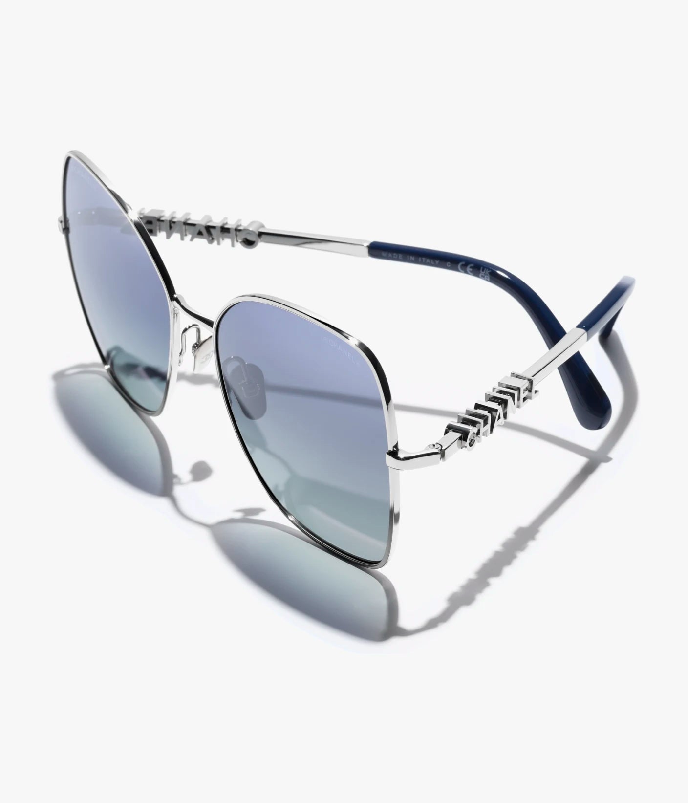 Butterfly-Sonnenbrille mit silberfarbenem Metallgestell und blau verspiegelten Verlaufsgläsern