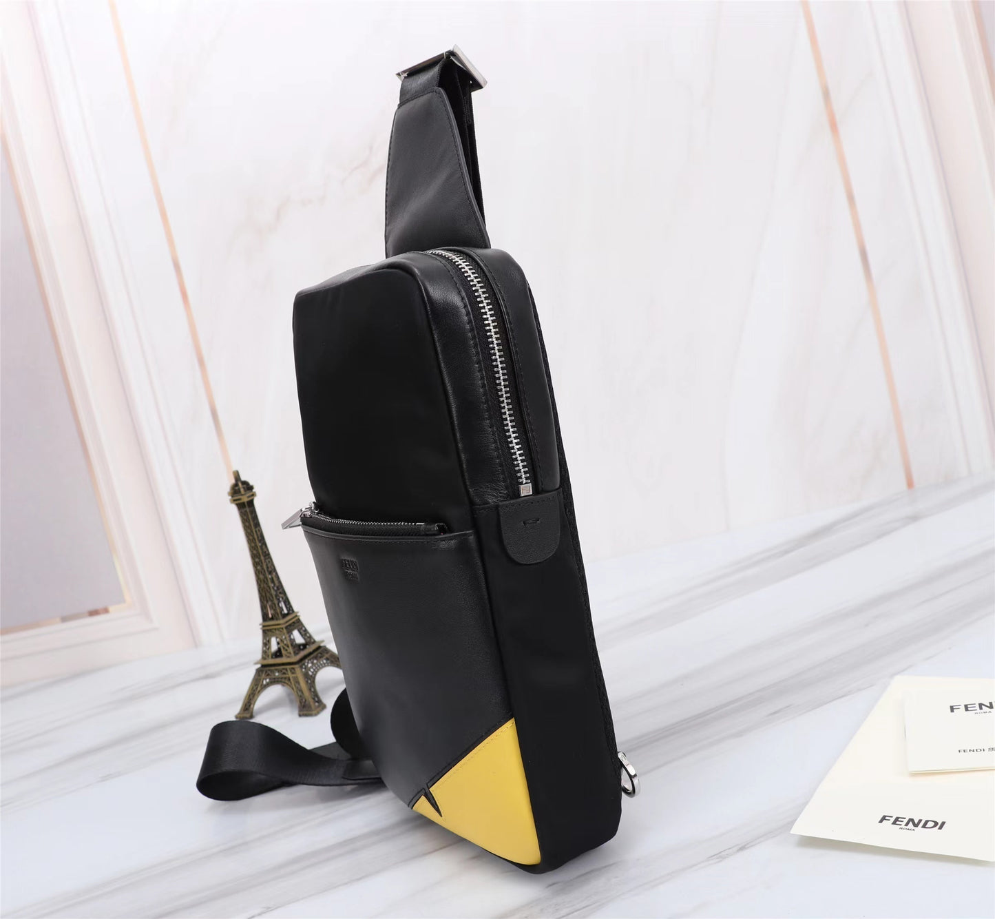 Schwarz-gelbe Umhängetasche mit Käfermotiv