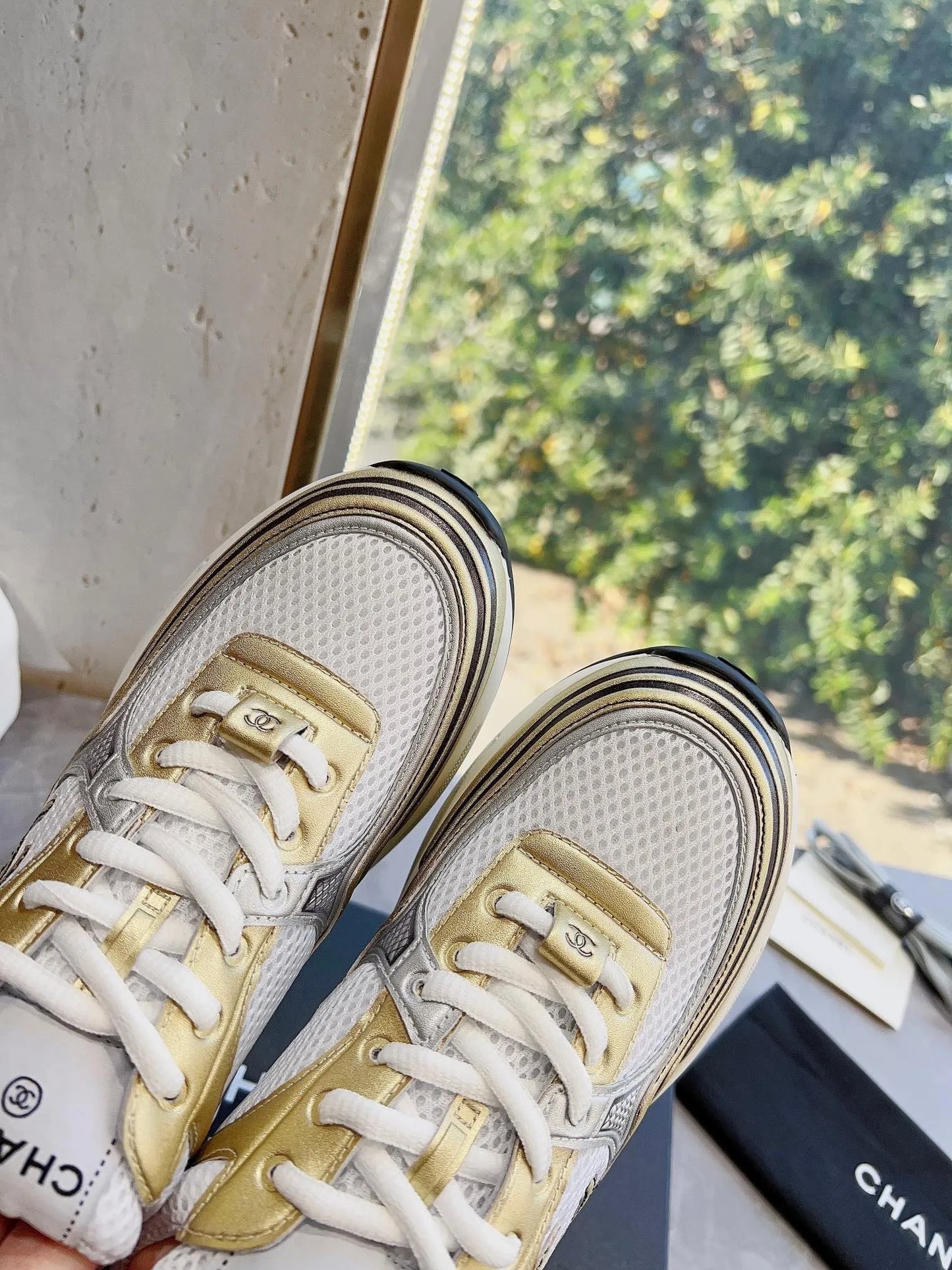 Sneaker aus Netz-Wildleder in Gold/Weiß