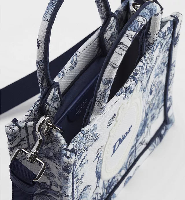 Mini Dior Book Tote mit Schulterriemen mit Toile de Jouy Floral Garden Stickerei in Blau