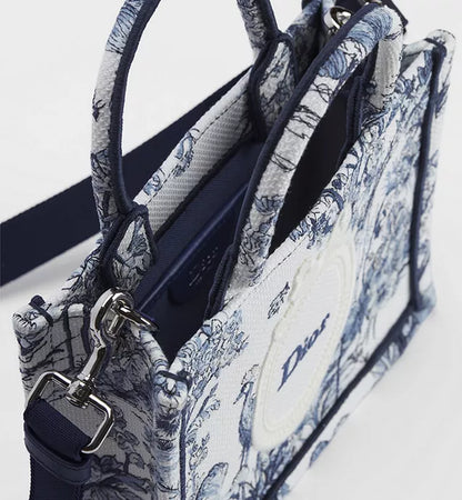 Mini Dior Book Tote mit Schulterriemen mit Toile de Jouy Floral Garden Stickerei in Blau