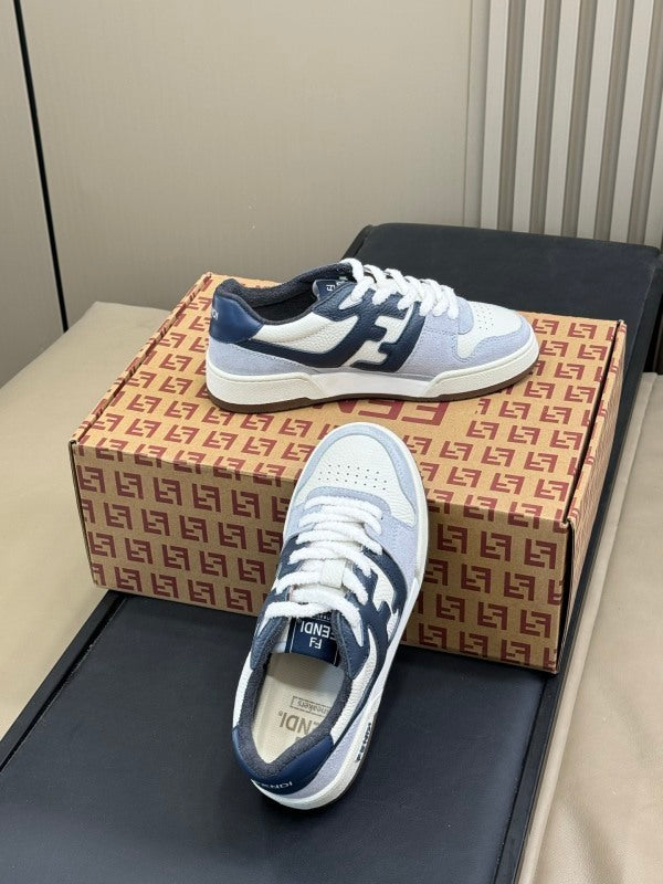 Match Sneakers aus hellblauem Leder mit blauen Details