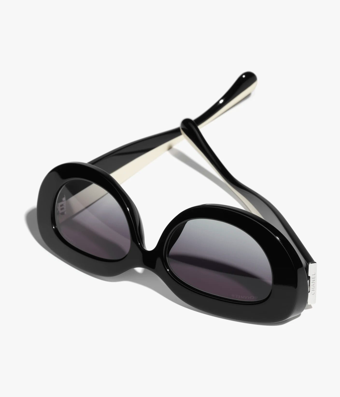 Zweifarbige ovale Sonnenbrille aus schwarzem Acetat mit grauen Gläsern