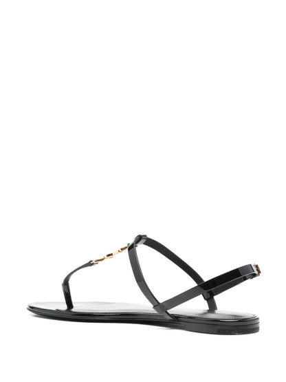 Sandalen mit Cassandra-Logoplakette aus schwarzem Leder