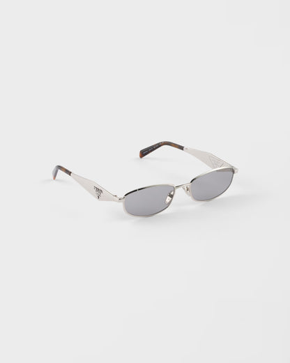 Ovale Sonnenbrille aus silberfarbenem Acetat mit grauen Gläsern