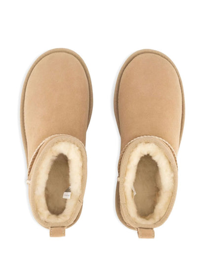 Ultra Mini Stiefeletten mit Logo-Patch Beige